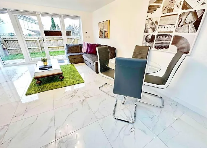 Paradigm House, Stunning 2-Bedroom Apartment 1, Free Parking, Oxford