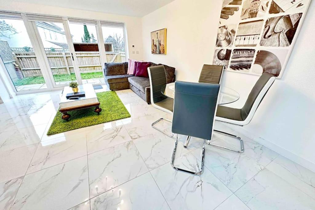 Paradigm House, Stunning 2-bedroom 1, Free Parking, Appartement