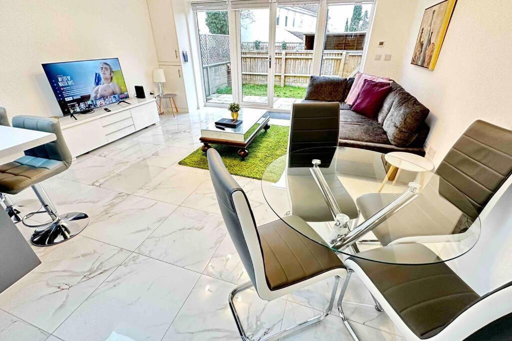 Paradigm House, Stunning 2-bedroom 1, Free Parking, Appartement *